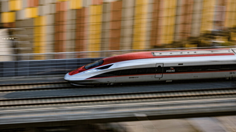  Whoosh, Indonesia's first high-speed train, a model of sustainable mobility for the world's high-speed rail lines. 