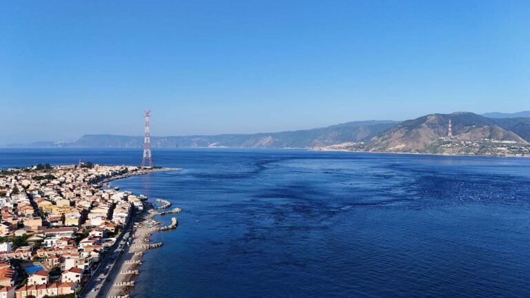   Vista dello Stretto di Messina  