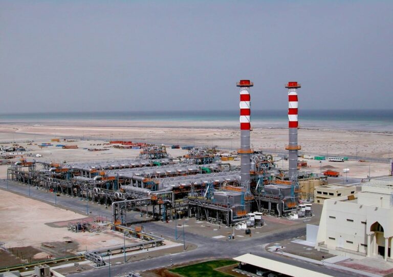   Impianto di dissalazione presso Mirfa, Abu Dhabi, Emirati Arabi Uniti  